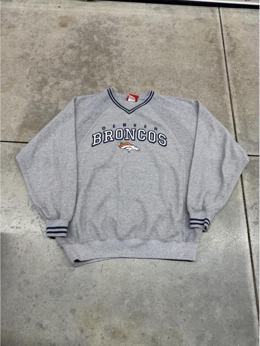 vintage denver broncos grey and white spell out crewneck size medium
